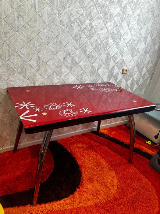 Стол со стульями кухонный красный