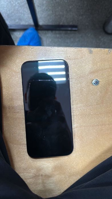 Продаю айфон 15 с гаранти