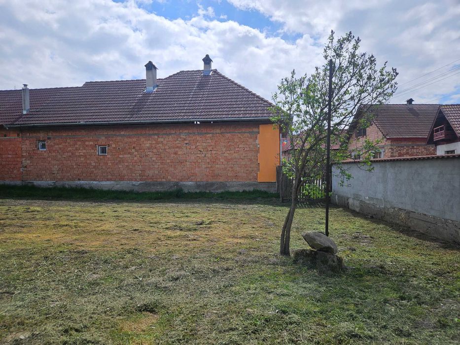 Casa ComCârța judSibiu curte si gradina 3 camere hol baie grajd sura magazie pivnita Apa gazul la poarta si curent Fantana in curte Zona buna PRET NEG