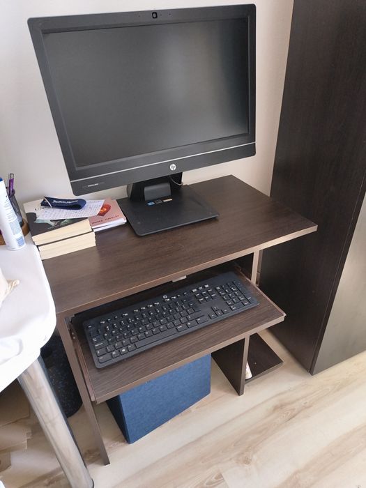 Birou maro cu masa tastatura