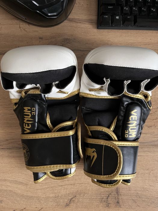 Продам перчатки Venum
