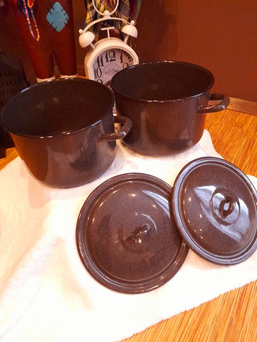 Две емайлирани тенджери, две нови кухненски дьски орех