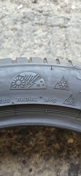2 anvelope M+S Bridgestone 275/45/20.Pretul este pe bucata.