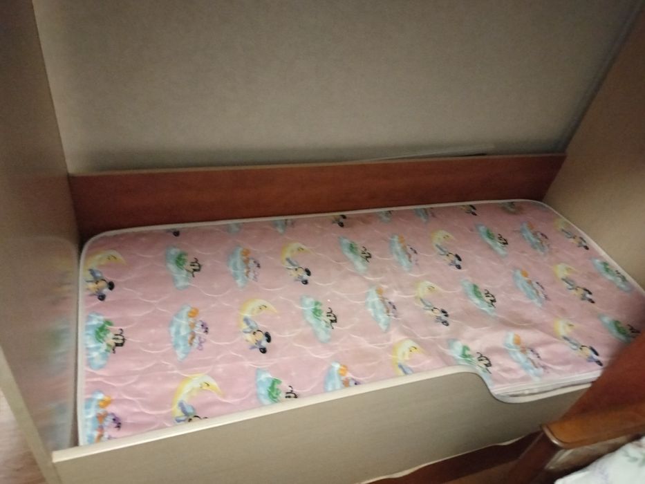 Детская двухъярусная кровать