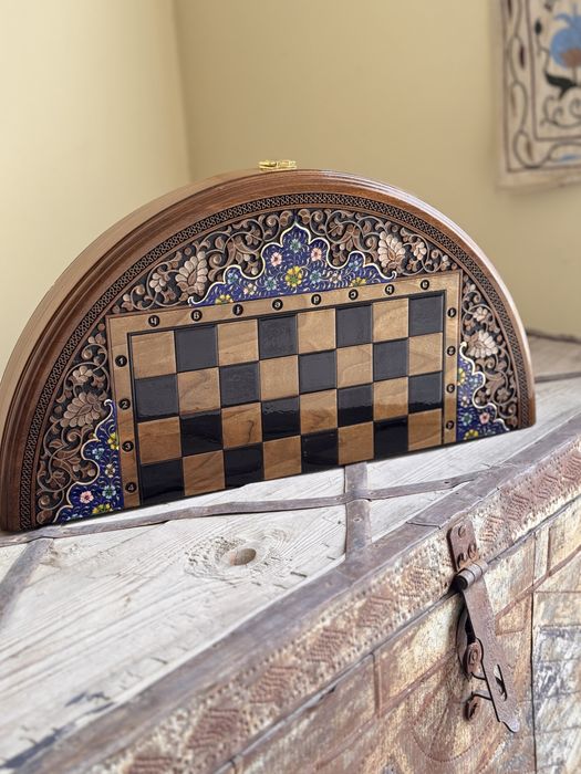 Shaxmati dumaloq 45sm yongʻoq darahtidan ishlangan.Toʻliq oʻqing