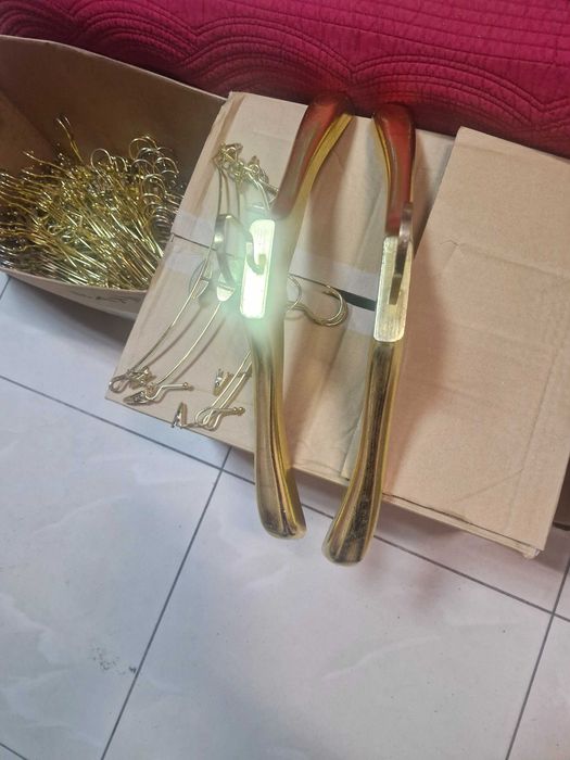 Продават се закачалки за дрехи