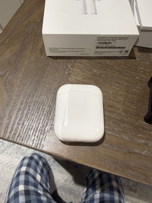 AirPods наушник