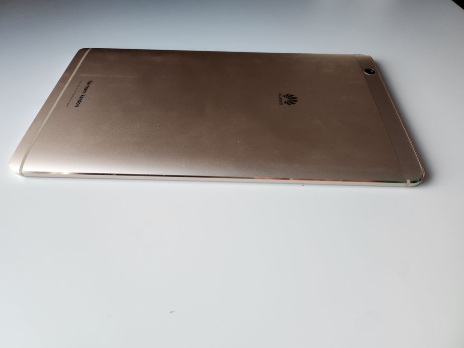 Таблет, Huawei M3, 4gb ram, 64gb. С калъфчета и протектори за екрана.
