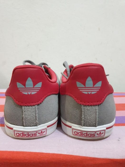 Adidas gri marca ADIDAS