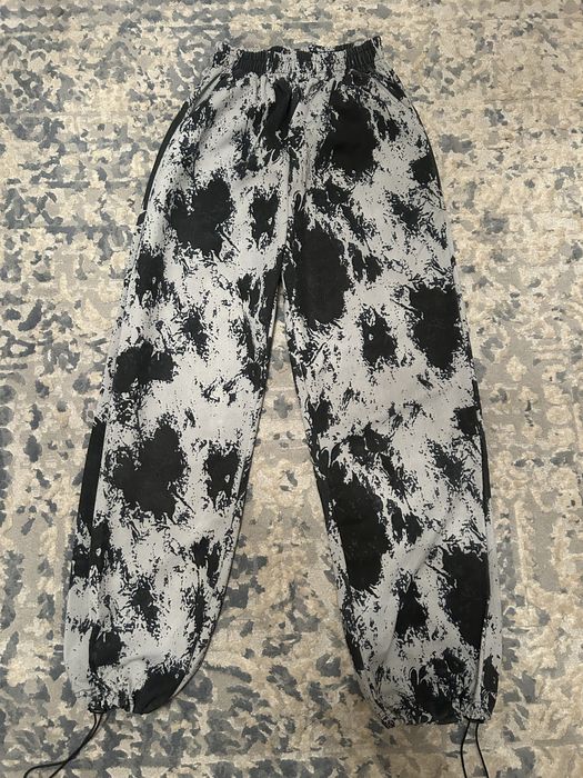 Штаны с принтом.