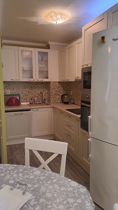 Дава се под наем Двустаен апартамент в Плевен, Идеален център - 77 кв.м за 550 € - Снимка #2