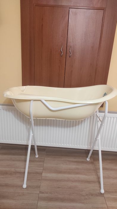 Вана със стойка за бебе