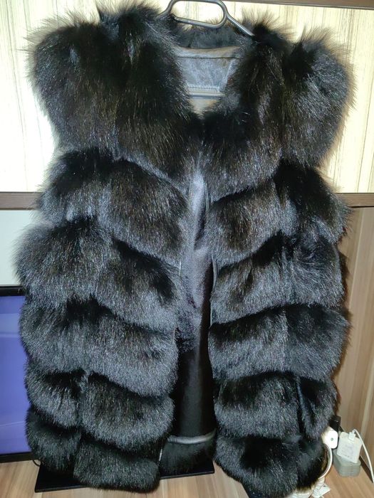 vând blană naturală ( vestă ) este XL dar merge și la un M/L
