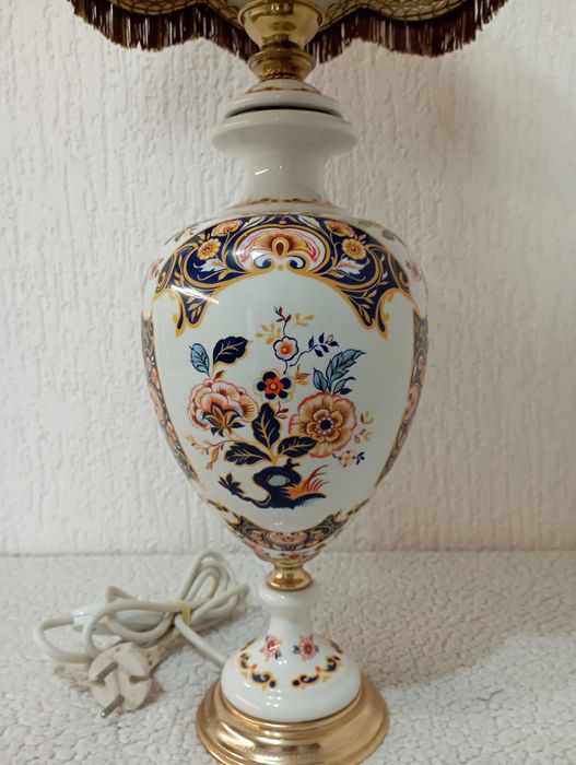 Голяма красива старинна порцеланова лампа