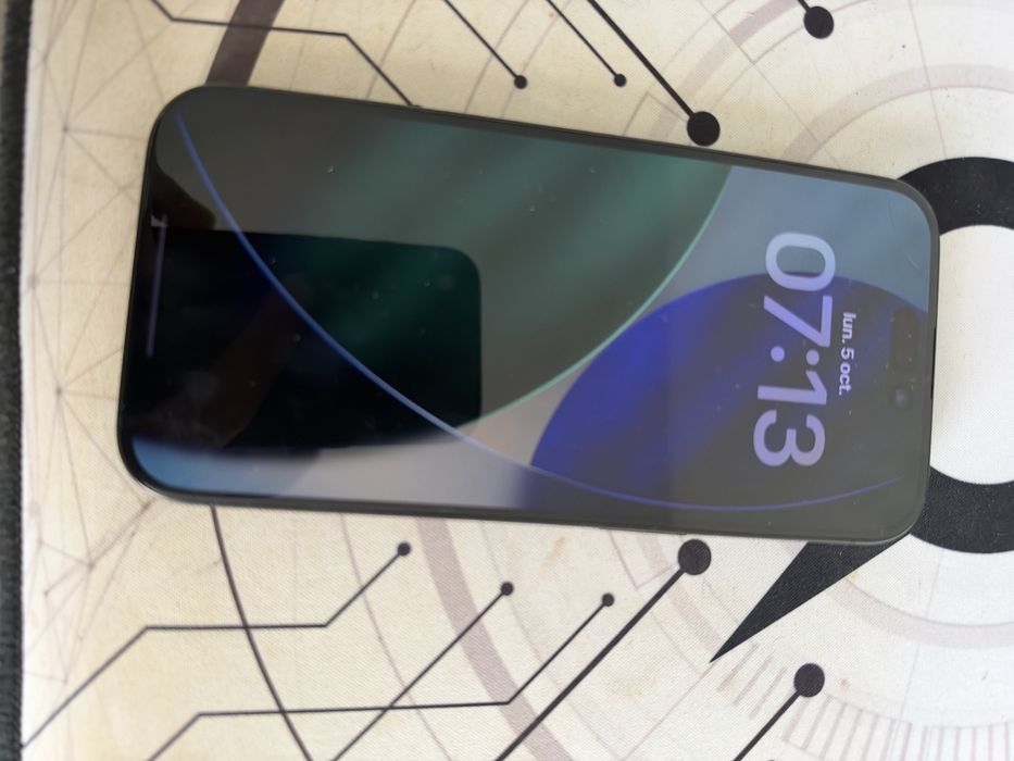 Vând iPhone 15 Pro, capacitate 256 GB, culoarea Black Titanium, în stare generală foarte bună.