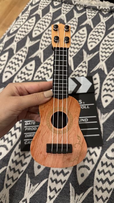 Игрушечная гитара и кинохлопушка