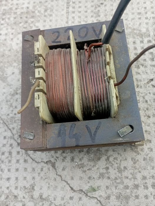 Transformator ,2 comutatoare, întrerupător automat