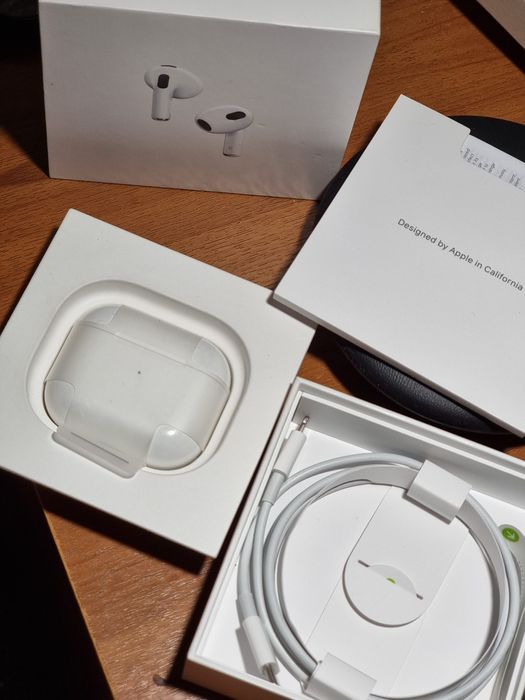 Samsung Galaxy watch 4 (2ta), Airpods 3, Galaxy Buds Live like new