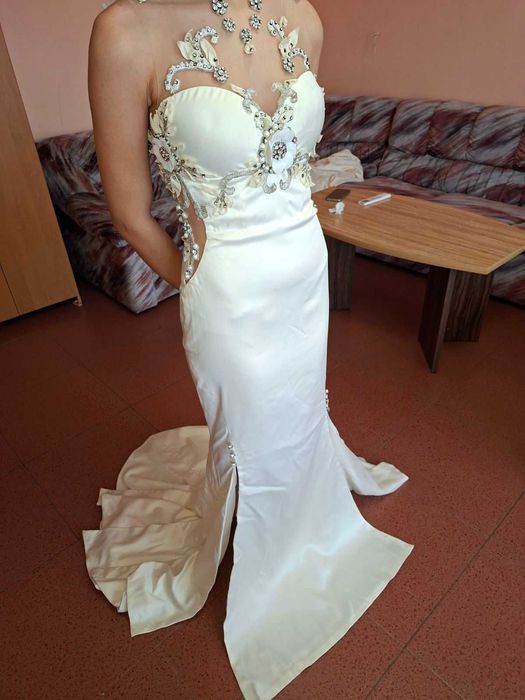 Рокля с камъни и сатен