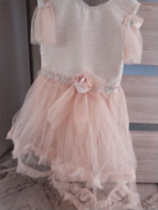 Продаю платья на девочку от 5 Ти до 8 ми лет