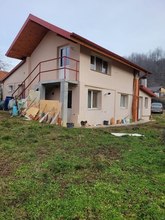 Vând casă într-o zonă superbă