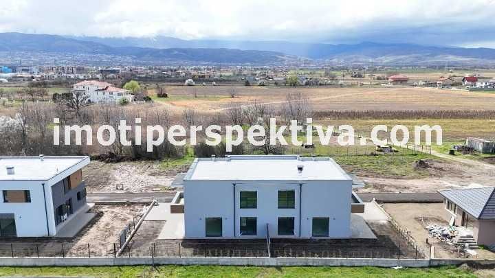 реф.19385 Чисто нова къща, две паркоместа-Коматевско шосе!