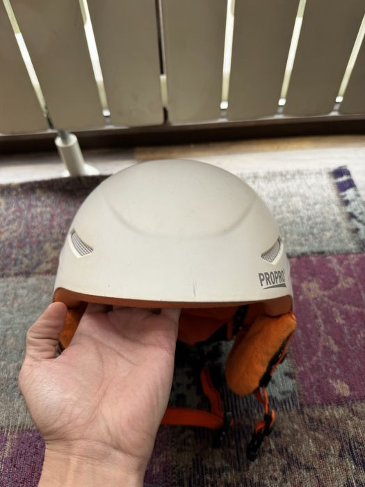 Горнолыжный шлем