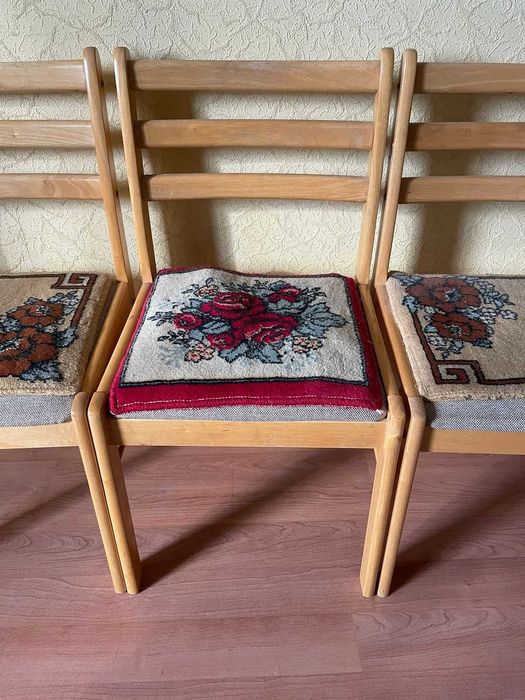 Деревянный стол и стулья