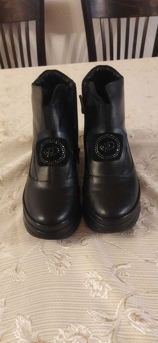 Продавам дамски боти