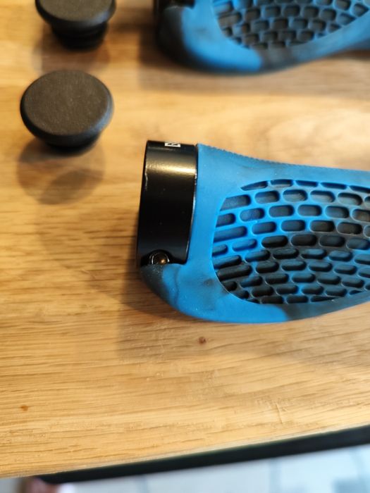 Продавам грипове за колело сини-черно.