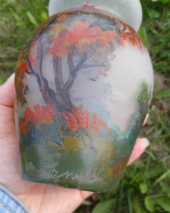 Vaza flori pictata manual motive tomnatice semnata, sticla mata, cel mai probabil Franta