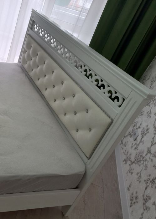 Двухспальная кровать с матрасом