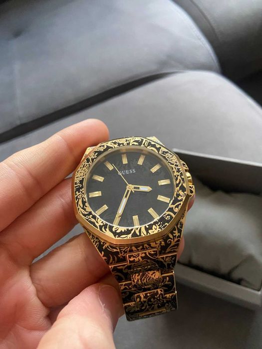 Часовник GUESS ROAR златист