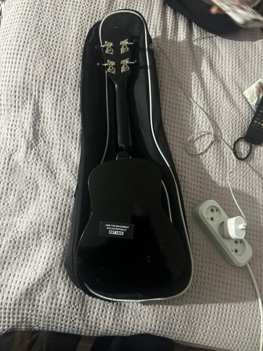 Укулеле, сломана одна струна но не влияет на звучание музыки