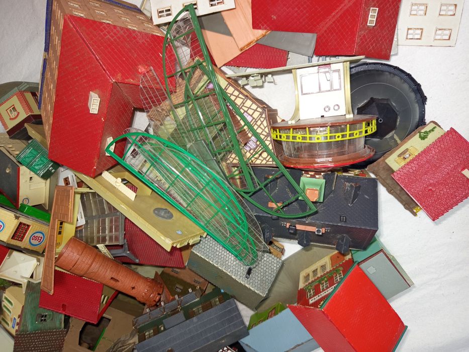 Set 2 căsuțe machete HO incomplete trenulețe diorama