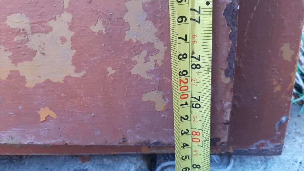 Дверь железная .