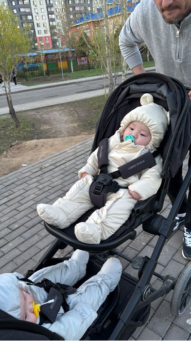 Коляска для двойни погодок
