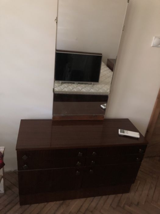 Продавам спалня +скрин+нощно шкафче+тоалетка