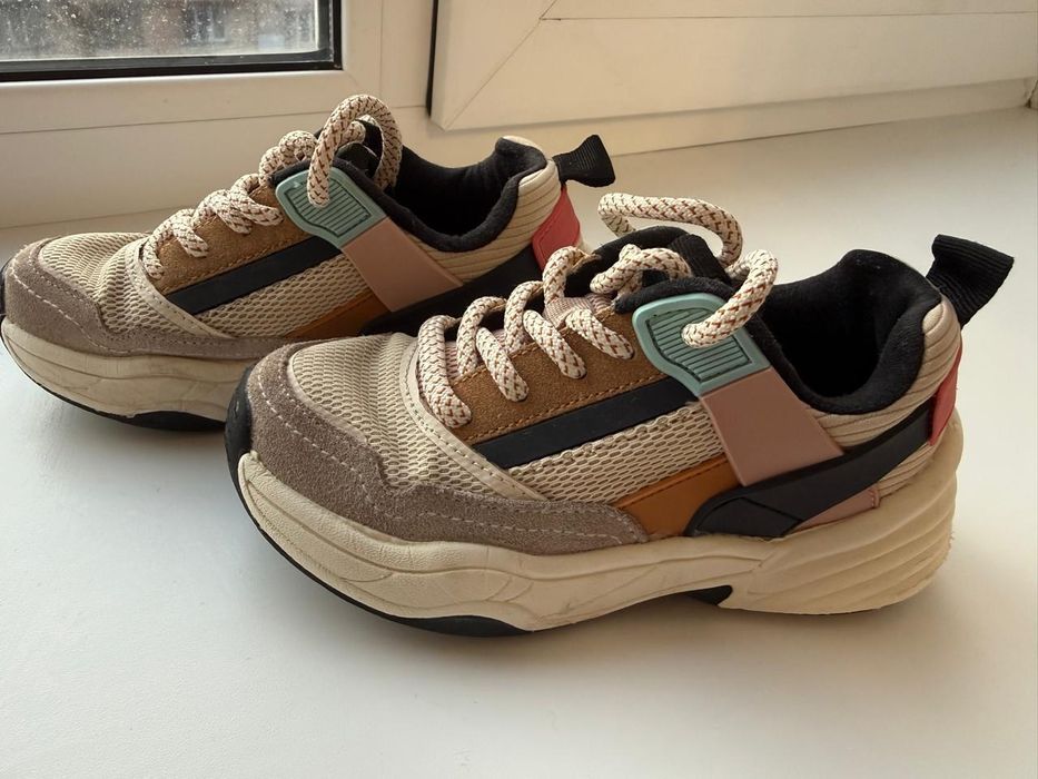 Кроссовки Зара на девочку.