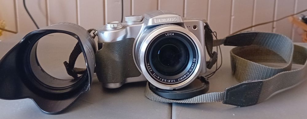 Фотоапарат Panasonic Lumix FZ5 + Оригинално зарядно + Leica обектив