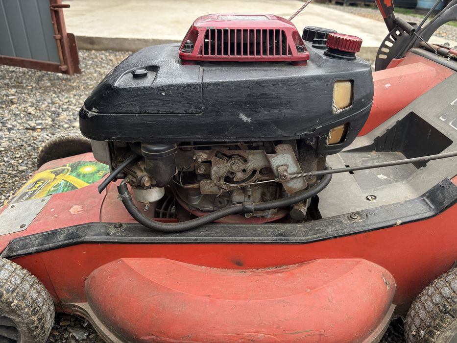 Vand 2 masina de tuns iarba husqvarna si new garda Italia