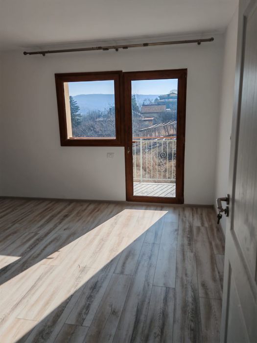 Închiriez casa cu 3 apartamente zona bucium