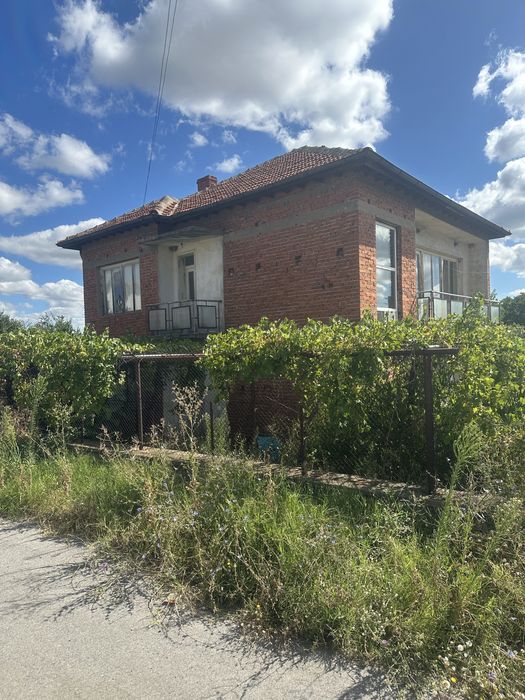 Двуетажна къща в с. Хлябово