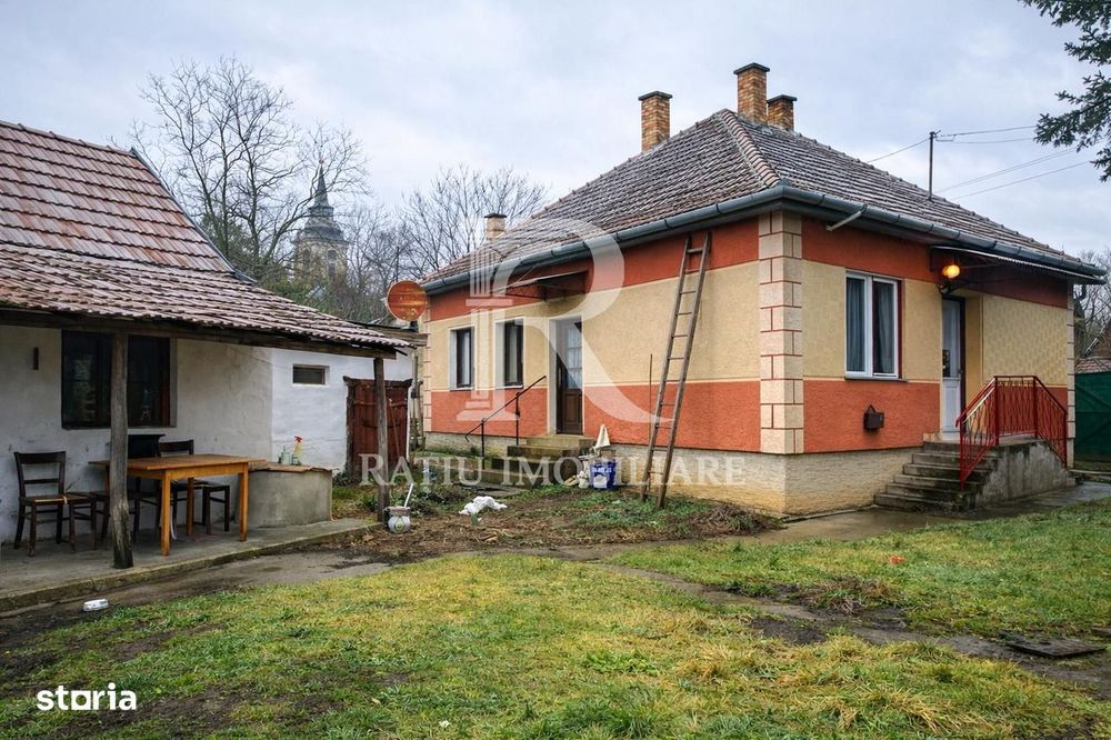 Casă din cărămidă | Teren 2000 mp|Anexe tradiționale | Bojt