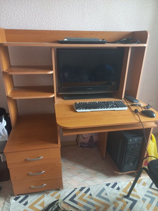 Кровать, компьютерный стол