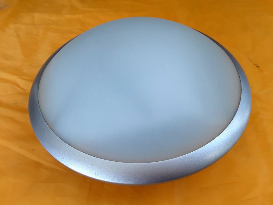 4 Bucăți plafoniere din metal cu sticla diametrul 26 Cm NOI - 95 Lei
