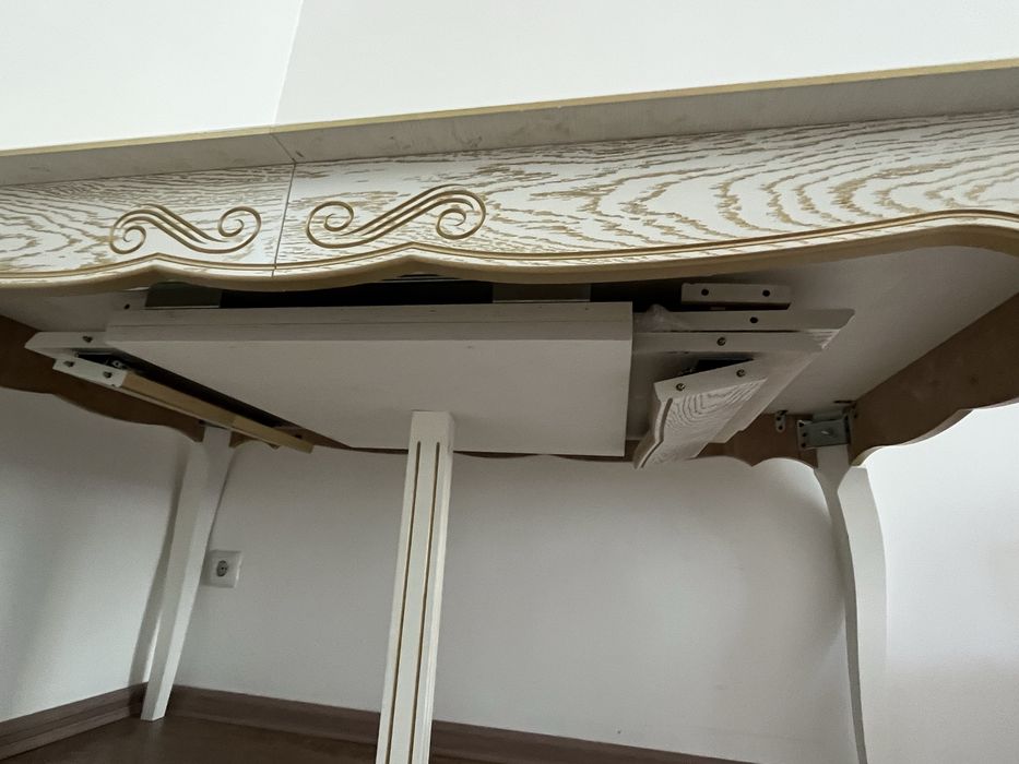 Стол со стулями для гостинной