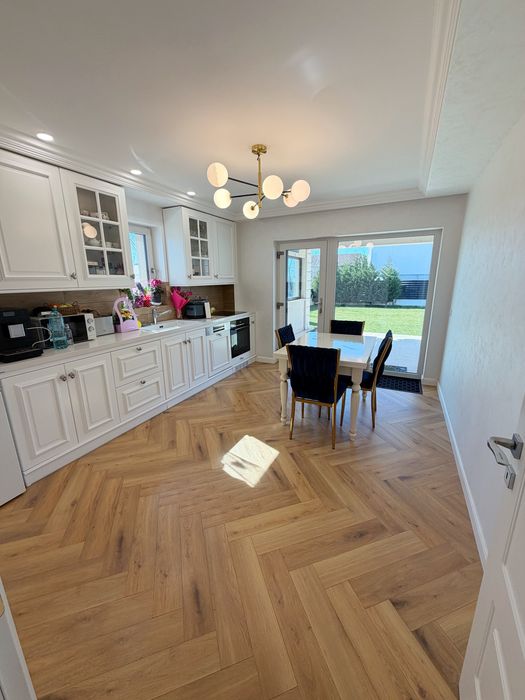 Casă premium de vânzare in Craiova(zona Consul)stradă privată