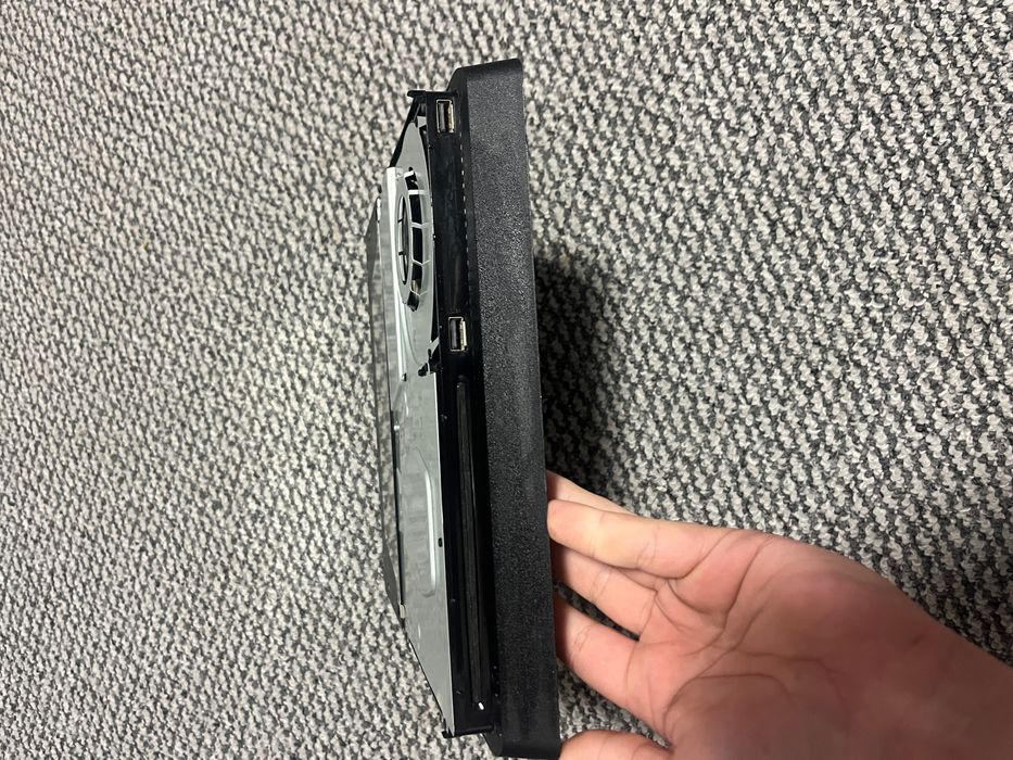 Продавам плейстейшън в добро състояние