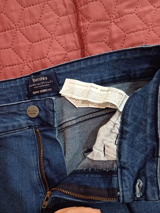 Vand blugi de bărbați, Bershka, noi, nepurtati.